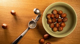 Haselnüsse knacken: Klappt's mit der Knoblauchpresse?