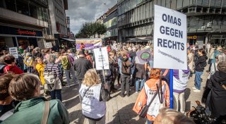Einen Tag vor der Wahl Doppel-Demo auf Bielefelds Jahnplatz