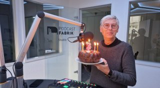 NW-Podcast „OstwestFälle“ feiert Geburtstag: Jetzt Tickets fürs Spiegelzelt gewinnen