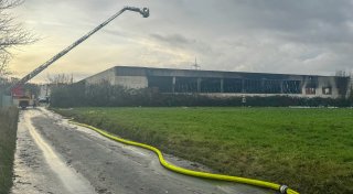 Großbrand in Bielefelder Industriehalle: Feuerwehr kämpft noch immer mit Glutnestern