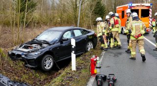 Elektro-Auto wird bei Altenbeken aus der Kurve getragen und landet im Graben