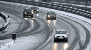 Glatteis und Schnee bringen Verkehr durcheinander