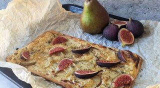 Flammkuchen de luxe - mit Senfcreme, Birne und Gorgonzola