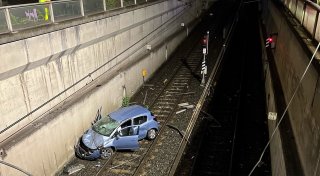 Mehrere Meter in die Tiefe gestürzt: Auto landet in Duisburger U-Bahn-Schacht