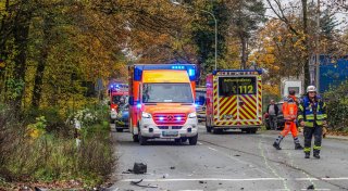 Vier Verletzte: Autofahrer rast in Transporter - Rettungskräfte stehen vor Trümmerfeld