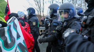 Proteste gegen AfD - Organisatoren: Polizeieinsatz skandalös