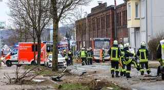 Unfall mit Bus und fünf Pkw - zwei Menschen in Lebensgefahr