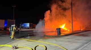 Flammenschein weit sichtbar: Zwei Lkw brennen auf Bielefelder Raststätte Lipperland