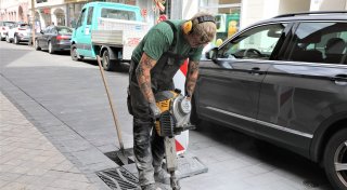 Achtung, Stolperfallen: Warum das Pflaster in der Warburger Innenstadt schon kaputt ist