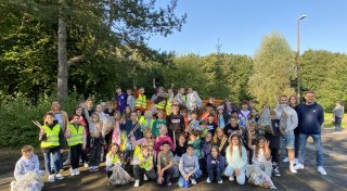Prall gefüllte Säcke mit Müll: Hiddenhausener Schule setzt sich für saubere Umwelt ein