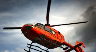 Kradfahrer rutscht bei Unfall in Minden-Lübbecke unter Auto und wird schwer verletzt