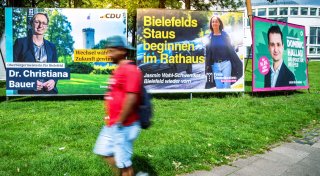 Kommunalwahl 2025 erobert Bielefelds Straßen: Gewinner ist ein Bochumer Unternehmen