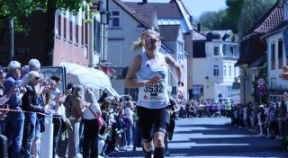 Mit vielen Fotos: Oerlinghausen feiert den Hermannslauf