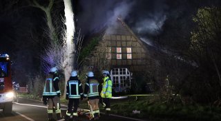 Brand in Preußisch Oldendorf: Historisches Fachwerkhaus in Flammen