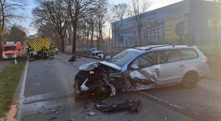Schwerer Unfall auf B61 in Gütersloh - 36-Jähriger lebensgefährlich verletzt