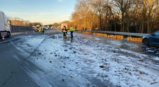 Unfall auf der A2 in Gütersloh: Lkw verliert mehrere Bierkästen