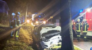 Auto prallt bei Bad Wünnenberg gegen Baum - Fahrerin wird verletzt