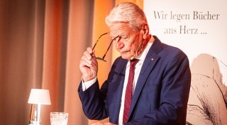 „Demokratie zeigt Schwächen“: Beeindruckender Auftritt von Joachim Gauck in Bielefeld