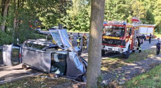 Schwerer Unfall in Spenge: Feuerwehr befreit Fahrerin durch Kofferraum