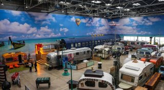 So schräg ist Trocken-Camping in Retro-Wohnwagen in einer Halle in Bonn