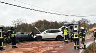 Das Pferd kam mit dem Schrecken davon: Autos kollidieren frontal auf Bielefelder Straße