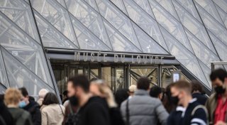 Louvre-Personal am Limit: Touristen vor geschlossenen Türen