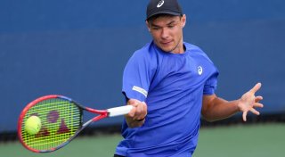 Mann schnappt jungem Tennis-Fan Kappe seines Idols weg