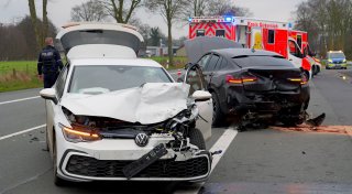Drei Personen werden bei Auffahrunfall in Delbrück verletzt