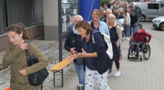 Anstehen für Johannes-Oerding-Tickets in Salzkotten