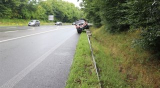 Geländewagen landet bei Höxter auf einer Leitplanke