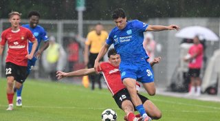Spiel unterbrochen: Gewitter stoppt ten Hag und Leverkusen