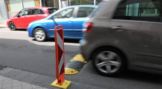 Poller soll Gefahrensituation an Fahrbahnschwellen auf Warburgs Hauptstraße lösen