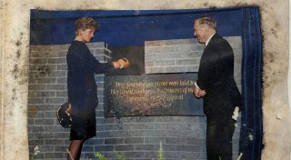 Zeitkapsel mit Erinnerungen an Prinzessin Diana und die 90er