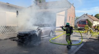 Auto fängt während der Fahrt bei Altenbeken Feuer