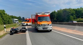 Motorradfahrer stürzt auf B1 bei Paderborn und kollidiert mit Auto