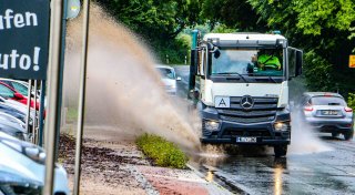 Unwetter-Einsätze für die Feuerwehr: Starkregen drückt Gully-Deckel hoch