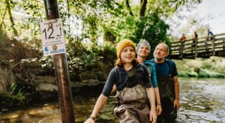 Wandern im Fluss: Auf dem Eisvogelsteig in Bayern