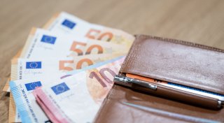 Umfrage: Verbraucher ziehen Debitkarte dem Bargeld vor