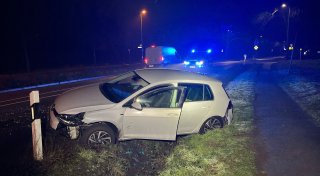 Bielefelderin irrt mit Auto über ein Feld und fährt sich im Graben fest