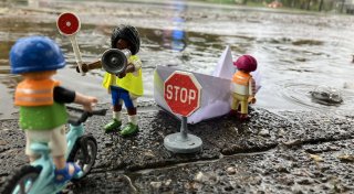 Riesige Dauerpfütze: Bielefelder Radfahrer findet kreative Lösung für Problem