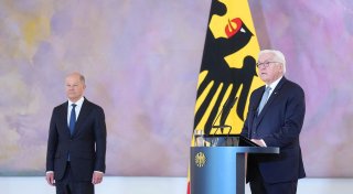 Scholz erhält Entlassungsurkunde von Steinmeier