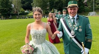 Schützenfest Kleinenberg: 18-jährige Königin verzaubert mit elegantem Kleid in Mintgrün