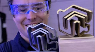 Herforder gewinnen Start-Up-Preis, Klage gegen Gymnasien und Maschinenhersteller expandiert