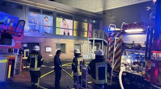 Müllcontainer brennen: Bielefelder Feuerwehr löscht bis in den späten Abend