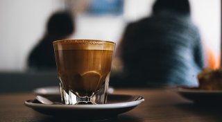 Café schließt nach 30 Jahren, versteckte Neueröffnung und steigende Mieten