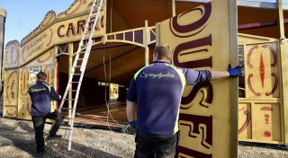 Das Bielefelder Spiegelzelt steht - und ist bereit für mehr als 40 Shows