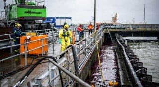Schiffskollision in Cuxhaven - Riss lässt Öl austreten