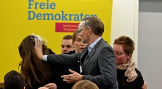 FDP-Chef Lindner bei Auftritt mit Schaum beworfen