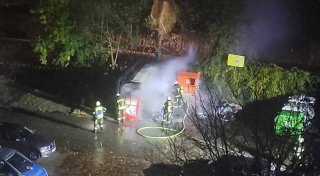 Gütersloher Container in Flammen - Zeuge will Knall gehört haben