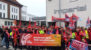 Metaller streiken in Bünde vor Imperial-Werk von Miele für mehr Lohn